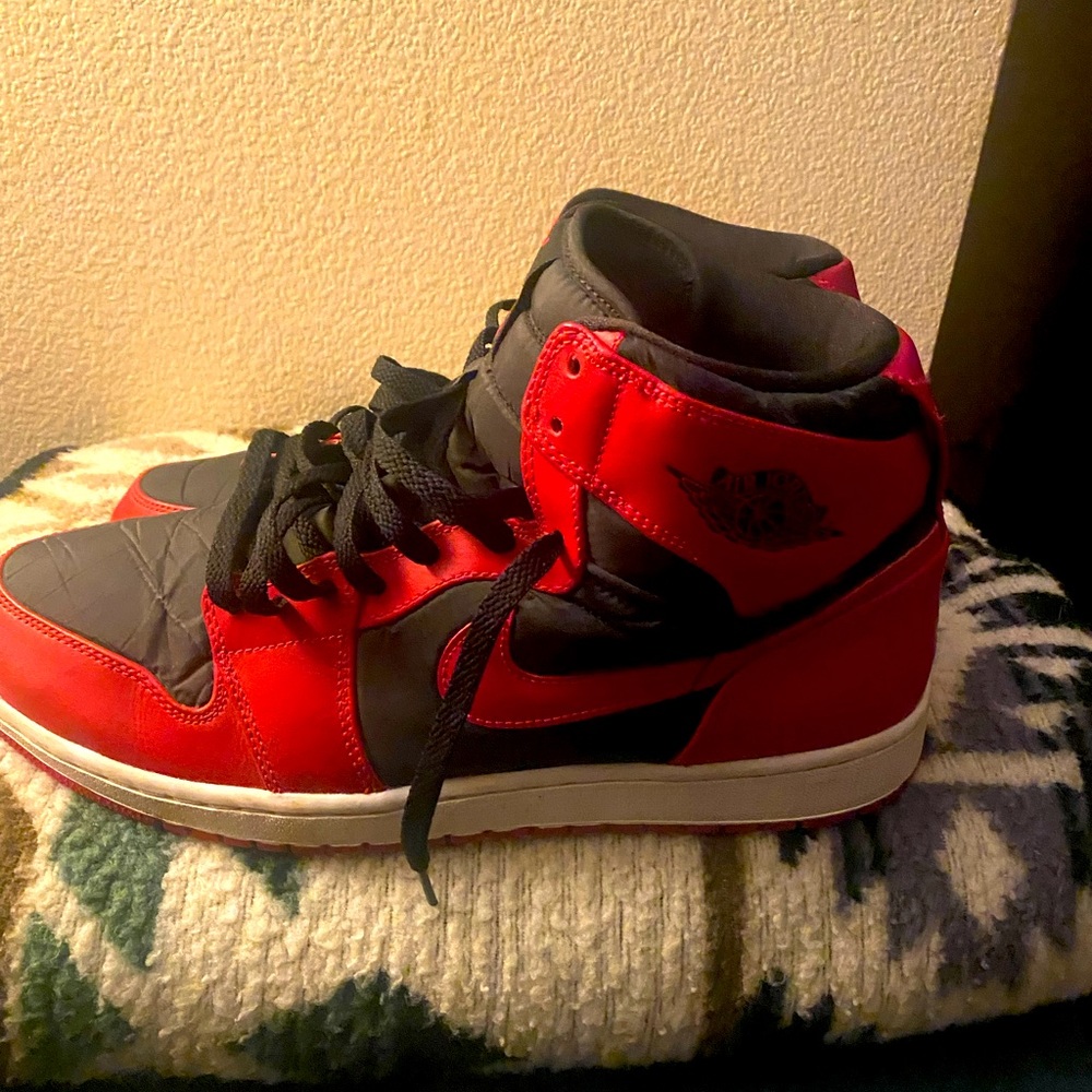 Mens Nike High tops! Gently used and NEVER “walked” in…